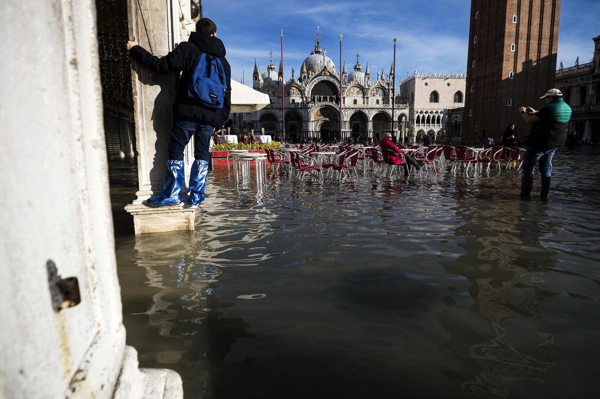 威尼斯街道被淹（威尼斯被水淹）